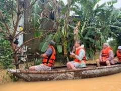 Đạo tràng Pháp Hoa miền Bắc sẻ chia yêu thương với bà con vùng lũ thành phố Đà Nẵng và thành phố Huế